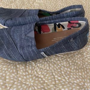 Toms size 5 1/2 used great condition still
